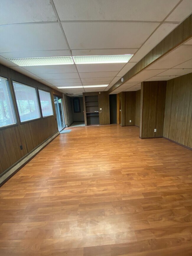 Building Photo - Unique View Property 3 bed, 3 bath located...