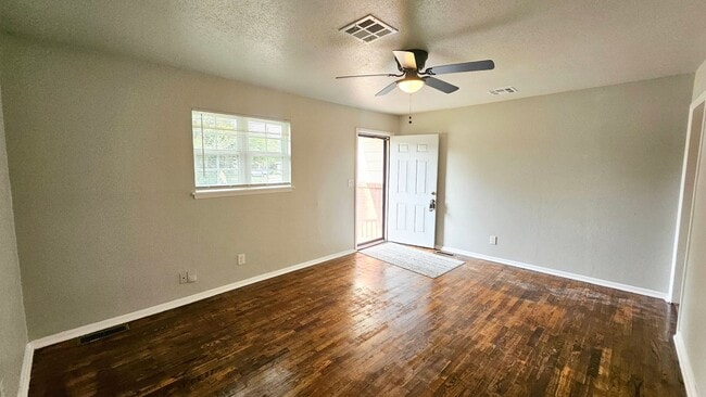 Building Photo - Beautifully Renovated 4 Bed