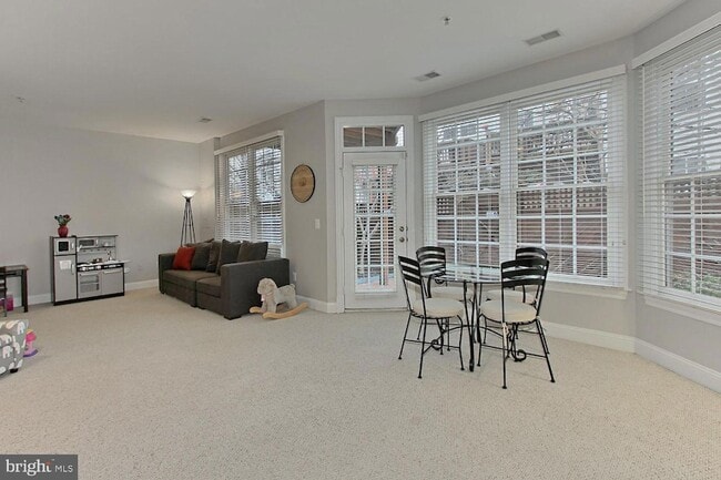 Building Photo - 5238 Bessley Pl