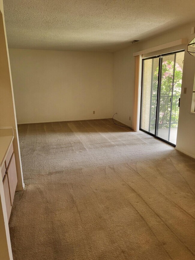 Building Photo - 827 Country Club Dr SE