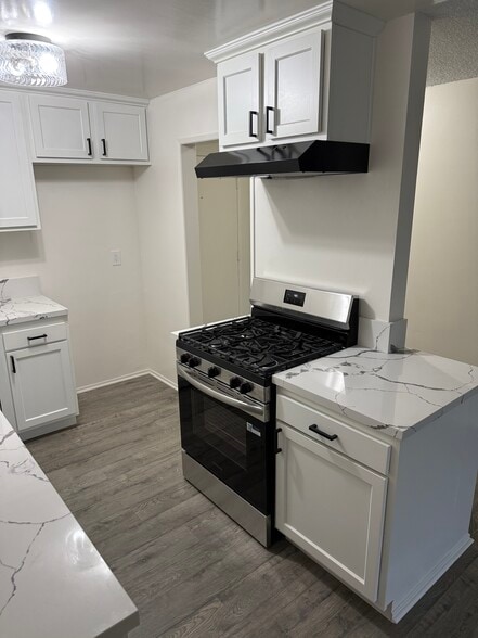 Building Photo - 927 W 19th St