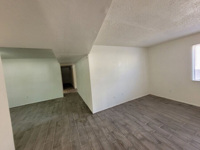 Building Photo - 2630 S Virginia Dr