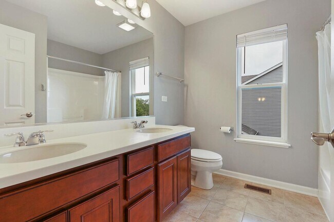 Building Photo - 643 Seneca St