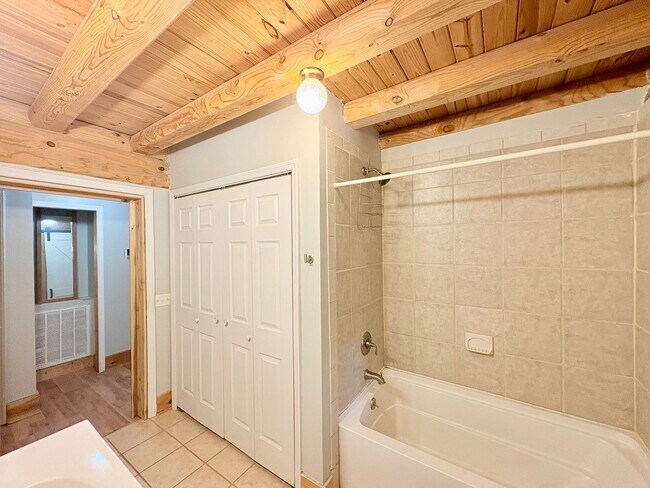 Building Photo - 413 Skyview Dr