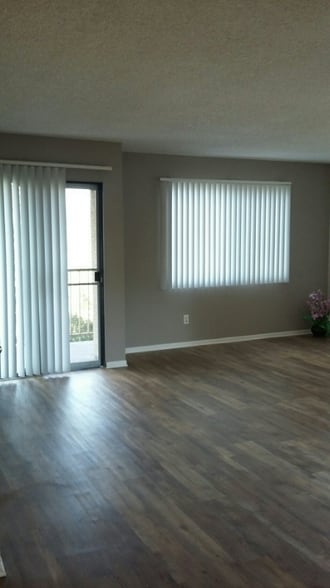 Building Photo - 1627 N Fair Oaks Ave