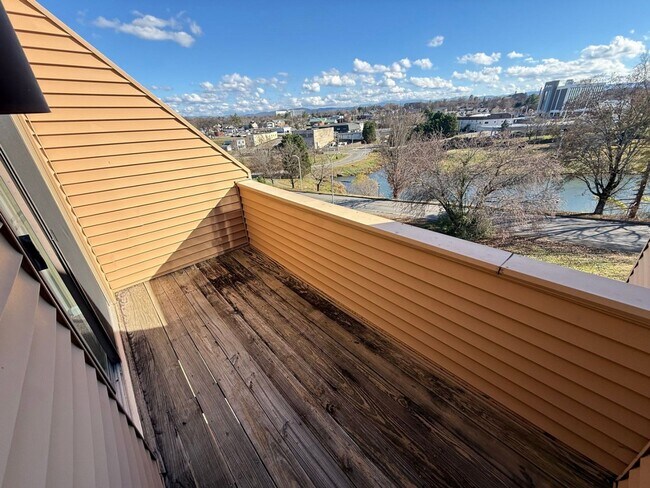 Building Photo - ** Holiday Special ** No rent until January 1st, 2026 plus $100 CASH bonus - Exp. 12/31/25