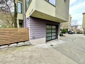 Building Photo - Modern 3-Bedroom Townhome with Stunning Ro...