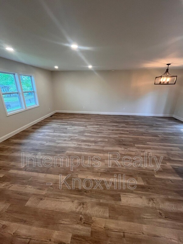 Building Photo - 228 Duzane Dr