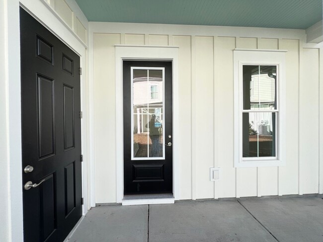 Building Photo - Stunning, two-bedroom townhome now available in Market Common!