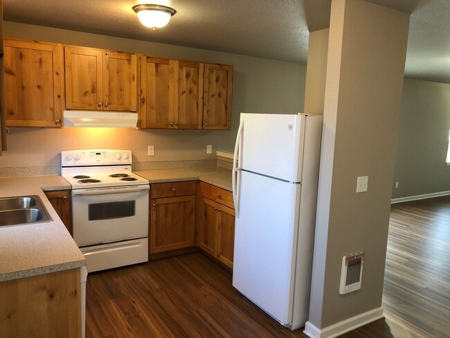 Building Photo - Newer 4 bed 2.5 bath duplex