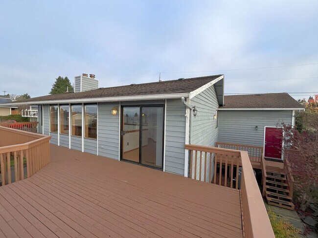 Building Photo - 1870 N Skyline Dr