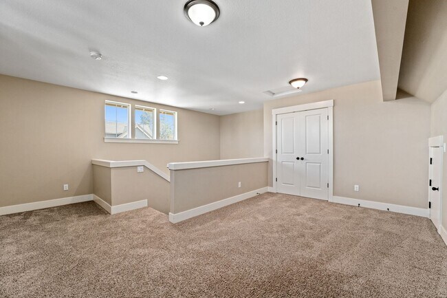 Building Photo - Close proximity to Old Mill District and downtown