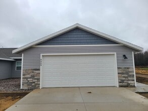 Building Photo - 3 Bedroom, 2 Bathroom Duplex