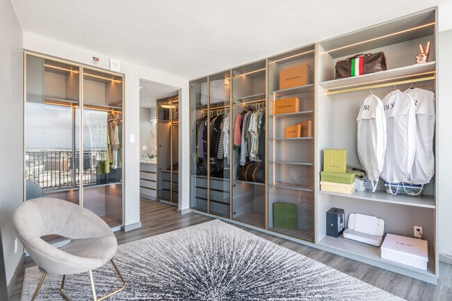 Building Photo - 700 E Ocean Blvd