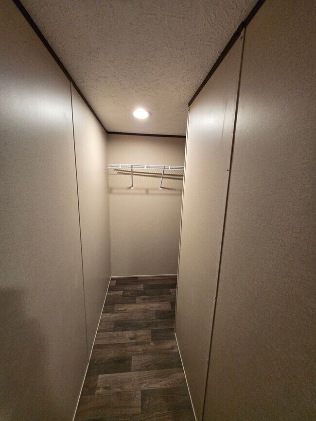 Building Photo - For Rent: Beautiful 3 Bedroom, 2 Bathroom Home