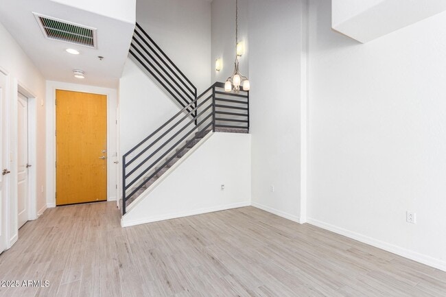 Building Photo - 17 W Vernon Ave