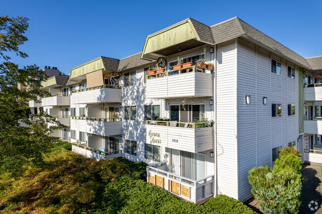 Exterior - Mid-Century Modern West Seattle Apartment