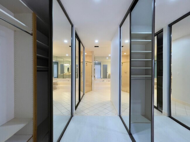 Building Photo - 208 E River Park Dr