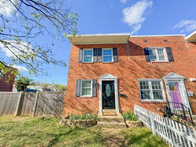 Primary Photo - Gorgeous 3 Bed 1.5 Bath End-Unit Brick Tow...