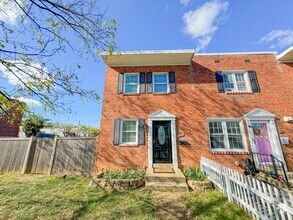 Building Photo - Gorgeous 3 Bed 1.5 Bath End-Unit Brick Tow...