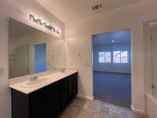 Building Photo - Luxurious 4 bedroom 3 bath family home in ...