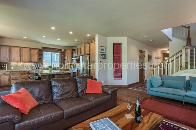 Building Photo - Charming SE Portland Craftsman