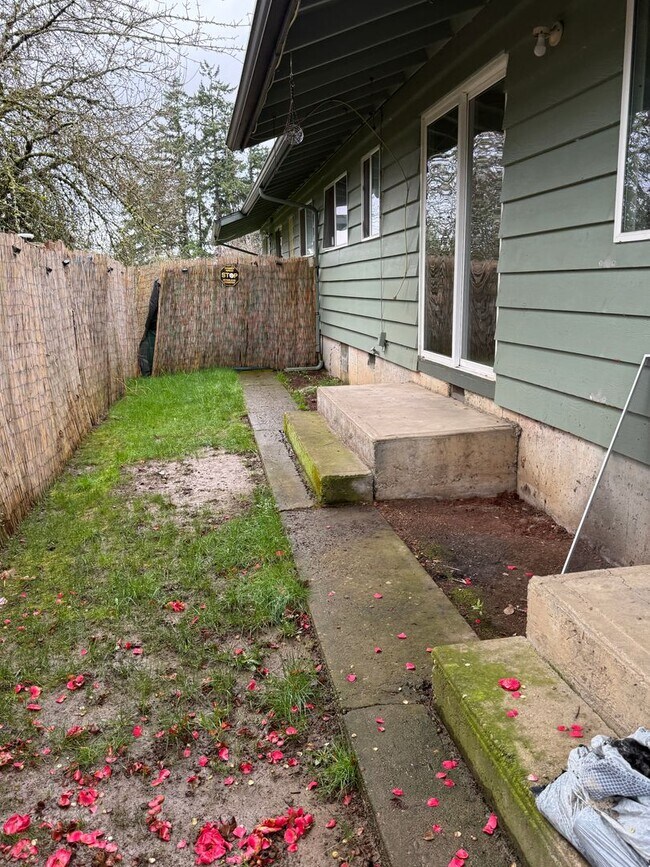 Building Photo - 802 N 20th Ave