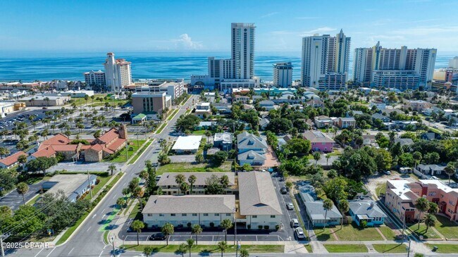 Building Photo - 2 Bedroom Coastal Convenience