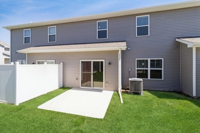Building Photo - PRIVATE POOL & CLUBHOUSE!! 3 Bedroom, 2.5 Bathroom Townhome in Ankeny!