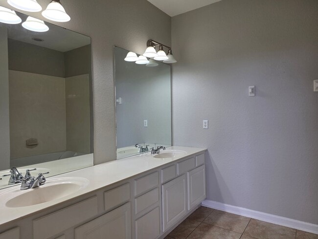 Building Photo - Three Bedroom Townhouse at Vista Cay in Orlando