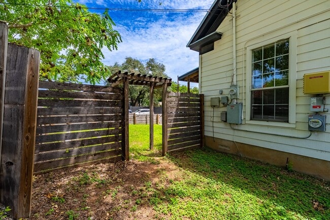 Building Photo - Urban Charm Meets Modern Living in the Heart of East Austin!