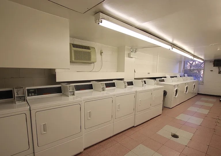 Building Photo - 3033 N Sheridan Rd