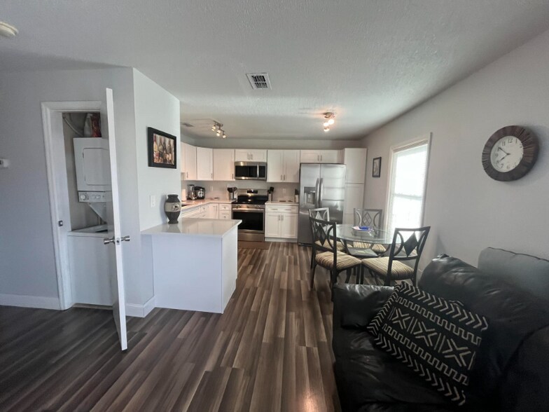 Building Photo - 5132 Beach Dr SE