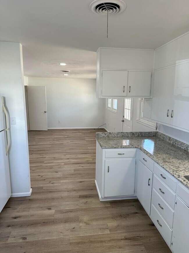 Building Photo - 313 Hunt Dr