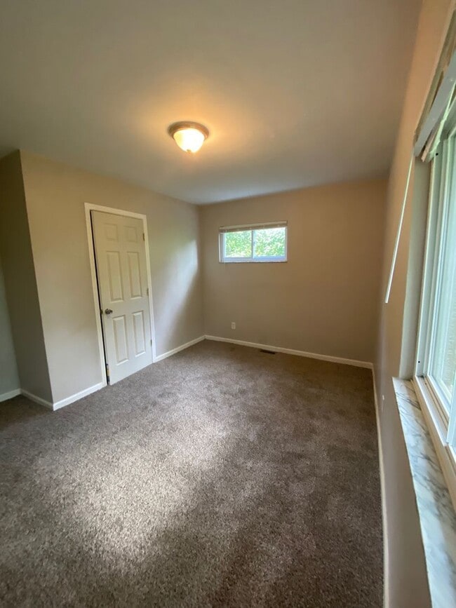 Building Photo - 3-Bed Ranch