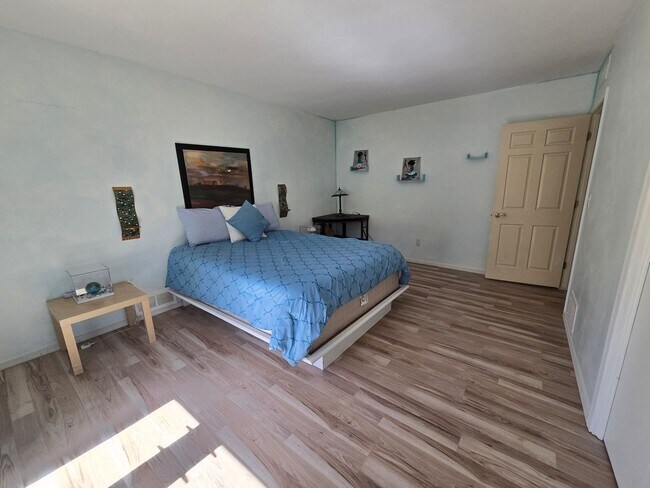 Building Photo - Furnished, 1-year long-term rental