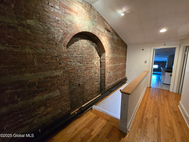 Building Photo - 94 Chestnut St