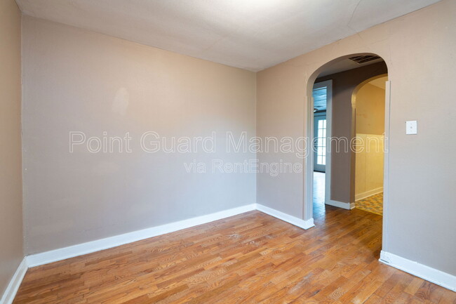 Building Photo - 302 S Poplar St