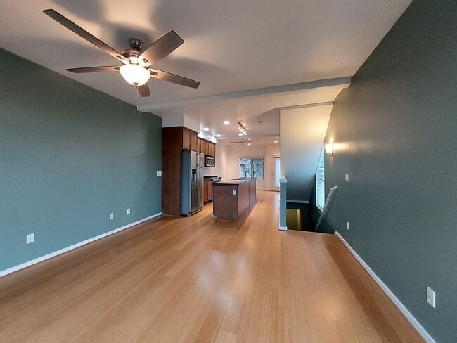 Building Photo - 2 Bed - 2 Bath Townhome in Downtown Tacoma!