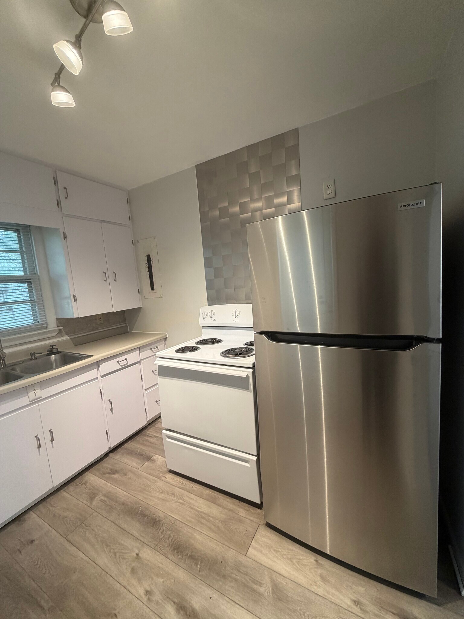 Building Photo - 2114 Ferrol St