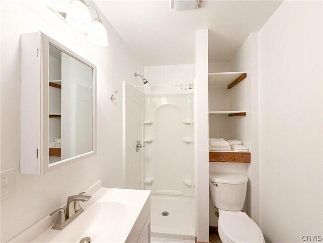 Building Photo - 1015 White Pl