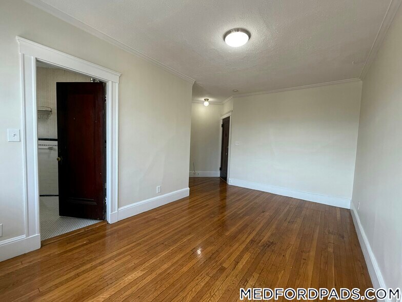 Building Photo - 53 Fellsway W