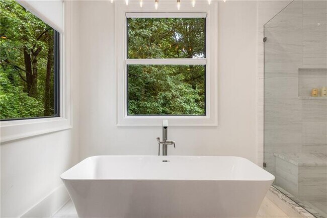 Building Photo - 306 Pinecrest Rd NE