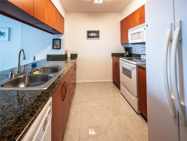 Building Photo - 1200 Brickell Bay Dr