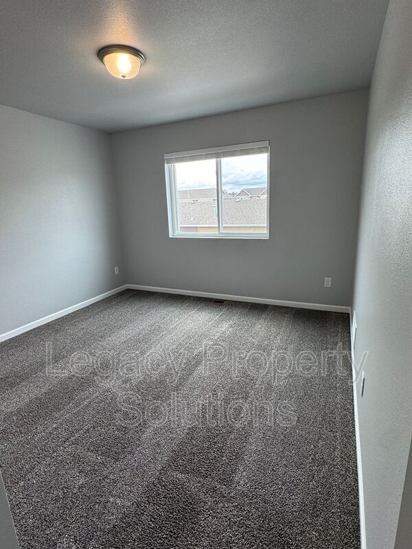Building Photo - 719 Hillcrest Dr SE