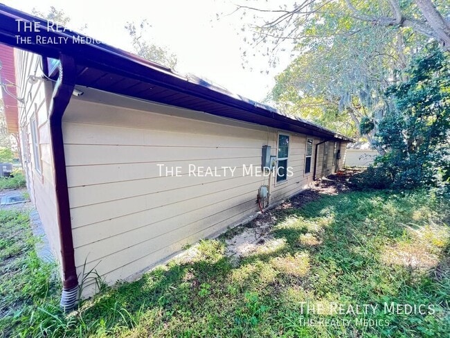 Building Photo - 203 Fernwood St