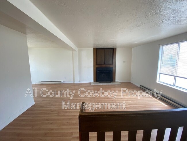 Building Photo - 704 Ferris Ct
