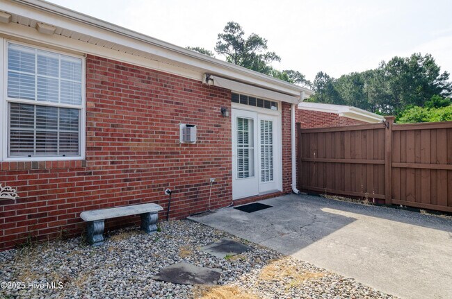 Building Photo - 204 Hilliard Ct