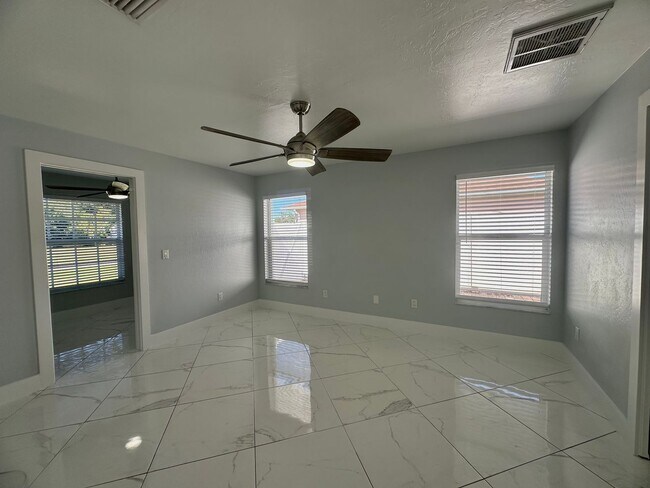 Building Photo - Stunning 3 Bedroom + Den Home with Fence + Screened Lanai in Great Location!