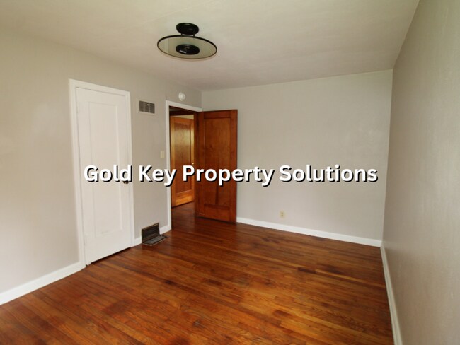 Building Photo - Large 3 BR 1 BA House with Garage and Central Air SECTION 8 APPROVED